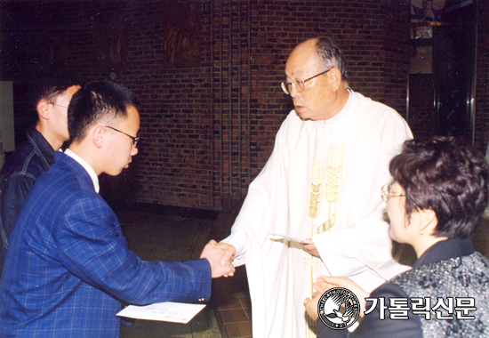 수원 철산본당 김창린 신부 15개 본당 예비신학생 66명에 「필립보 장학금」3040만원 전달